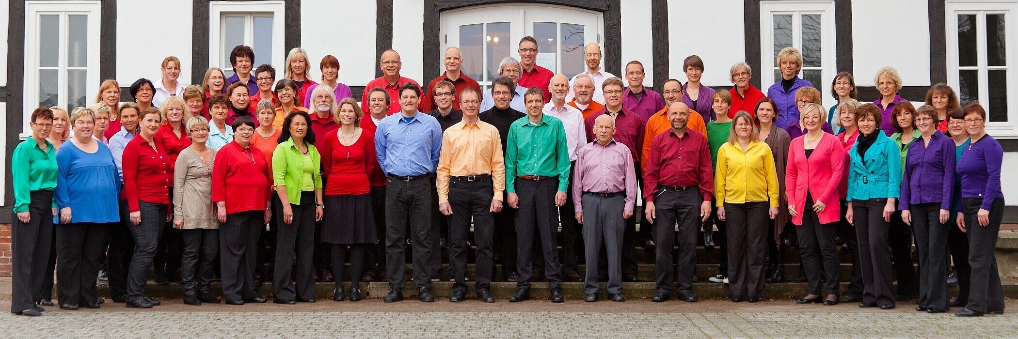 Der gesamte GAM Chor in bunten Outfits